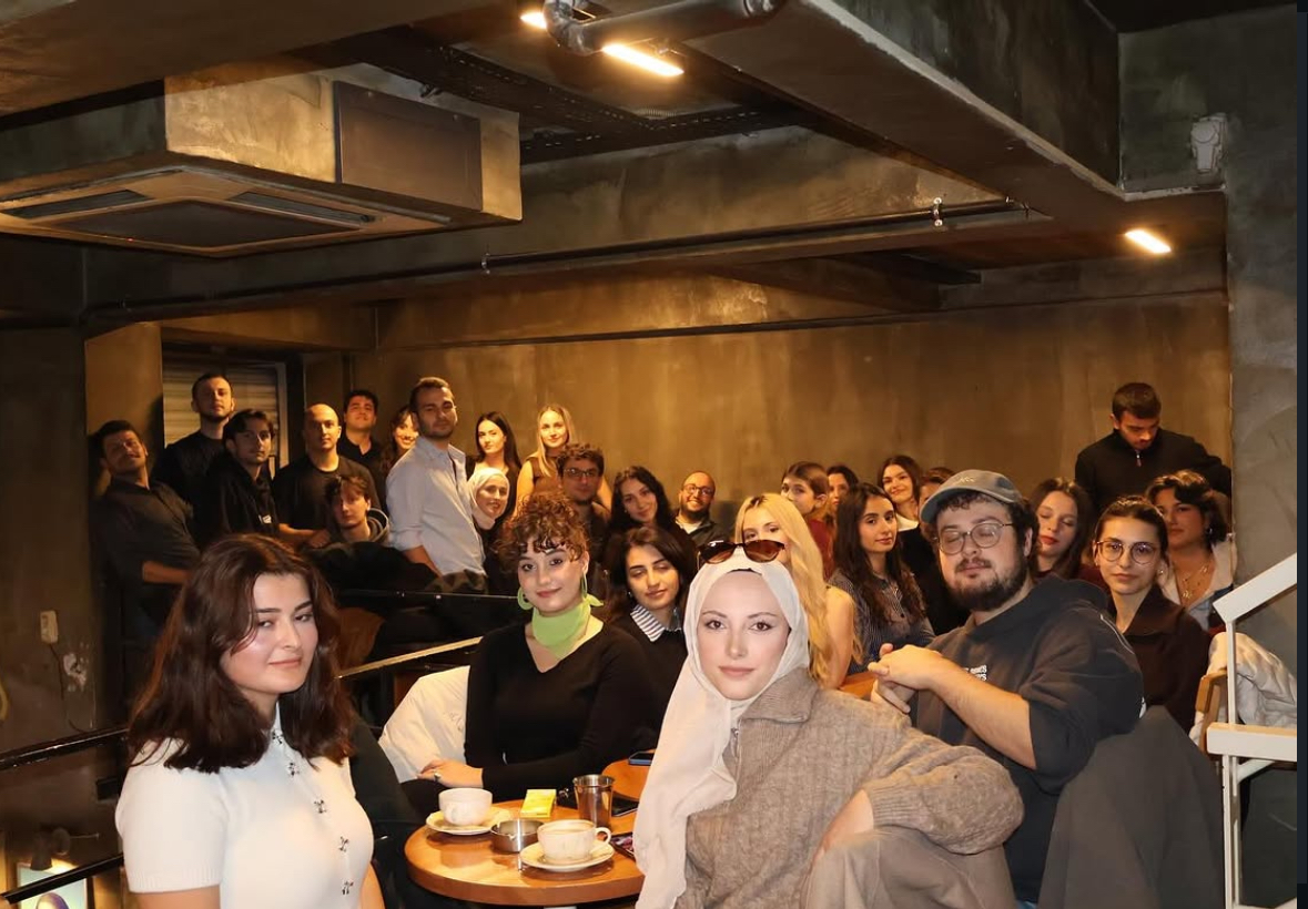 Mezun buluşması grup fotoğrafı